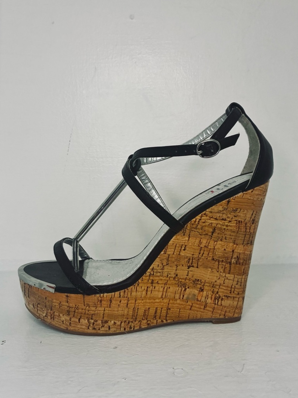 Shi by Journeys black platform T-strap 5” wedge sandals sz.8.5